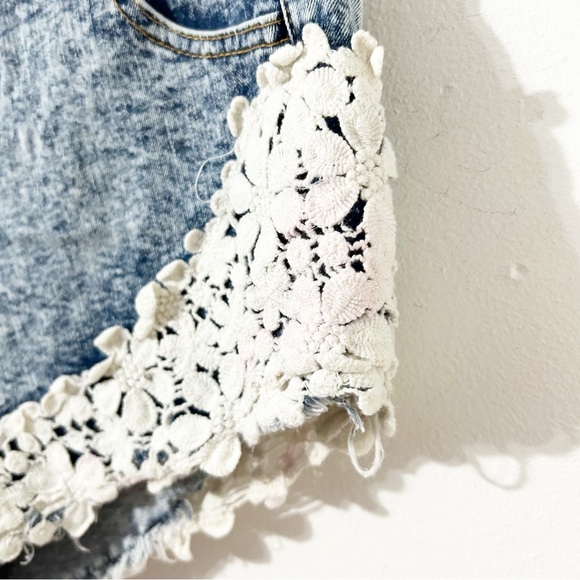 36 Point 5 Denim Jean Shorts Crocheted Lace Details Patch Pockets Acid Wash - Picture 6 of 9